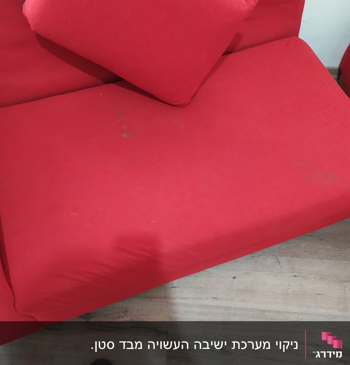 ספה אדומה עם כתמים על המושב